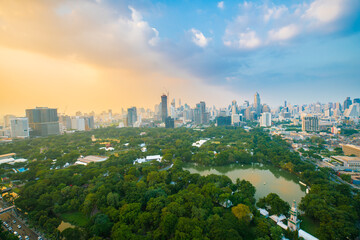 Obraz premium Beautiful sunset sky cloud landscape of cityscape with city building lumpini park capital town