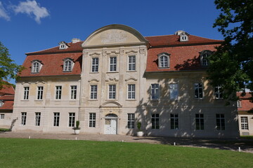 Fototapeta na wymiar Schloss Kummerow in Kummerow am Kummerower See in Mecklenburg-Vorpommern