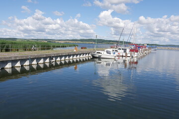 Fototapeta premium Hafen mit Booten am Kummerower See in der Mecklenburgischen Seenplatte