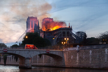 Cathédrale Notre Dame de Paris en feu