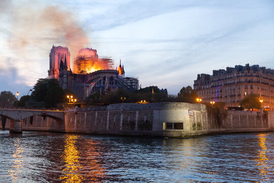 Cathédrale Notre Dame de Paris en feu
