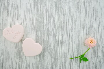 Fototapeta premium Pink heart on a gray background. Composition for Valentine's Day. Top view, copy space, flat lay. 