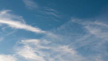 Cielo azul con nubes ligeras