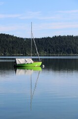 Bateau vert sur lac de Joux