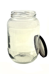 Bocal vide en gros plan sur fond blanc