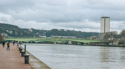 LA ville de Rouen vu des quais de Seine, tram sur le pont