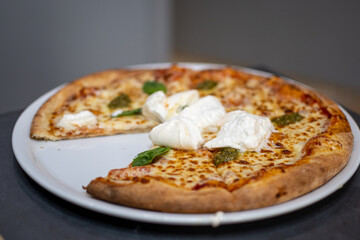 Bokeh sur une pizza aux 3/4
Pizza entamées
Burrata, mozzarella