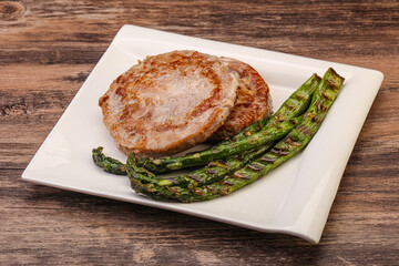 Grilled tuna steak with asparagus