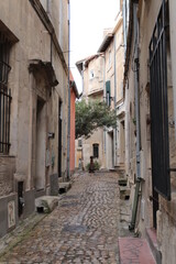 Fototapeta na wymiar narrow street in the town of arles