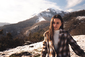 Naklejka premium Young woman enjoying the snowy mountain