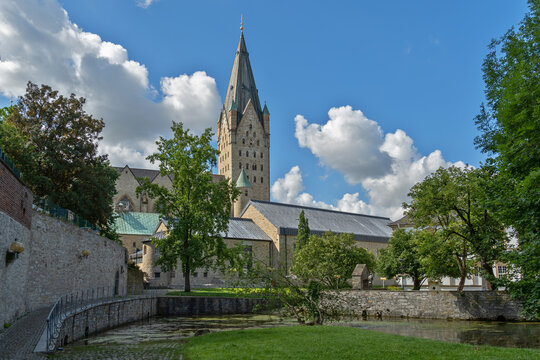 Paderquelle und der Hohe Dom in Paderborn, Nordrhein-Westfalen