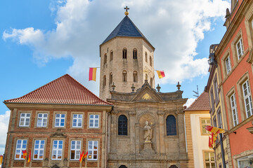 Fototapeta na wymiar Gaukirche St. Ulrich und Bürgerhaus am Marktplatz in Paderborn, Nordrhein-Westfalen