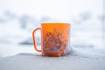 taza de café enterrada en la nieve