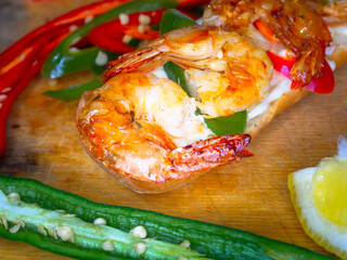 Obraz na płótnie Canvas fried shrimp laying on a sandwich