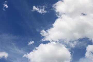 Fototapeta na wymiar Hermoso cielo con sol y nubes
