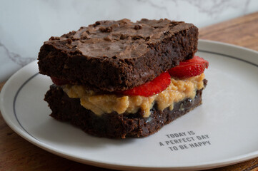 Sandwich brownie with dulce de leche and strawberries. Marble