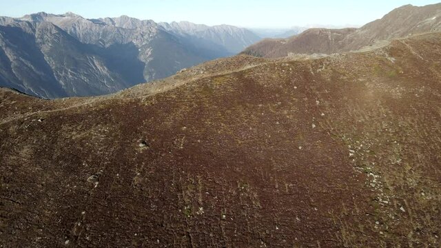 wanderweg am bergr&uuml;cken dem krat entlang f&uuml;hrend in abendstimmung