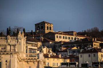 Dettaglio cupola castello Trieste in mezzo alle case durante un tramonto inverno, ombre definite