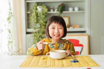 朝食をとる女の子