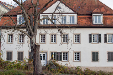 Fototapeta premium Alte ehemalige Schule ziemlich verwildert als Lost Place 