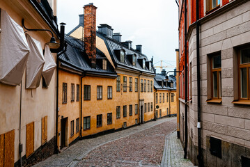 Fototapeta na wymiar Picturesque cobblestoned street with colorful houses in Ugglan quarter in Sodermalm, Stockholm, Sweden