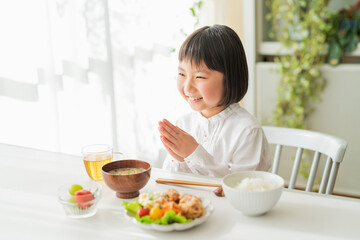 Obraz na płótnie Canvas 朝ごはんを食べる女の子