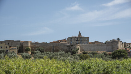 Vista generale delle mura ristrutturate dalla Repubblica di  Siena nel XV secolo