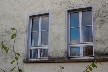 Fototapeta na wymiar Alte Holzfenster in einem alten Gebäude