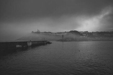 Naklejka premium Dia de niebla en Luarca, Asturias.