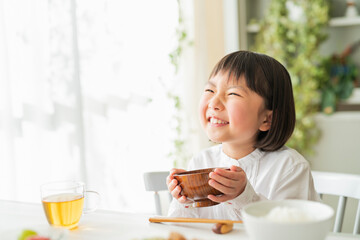 朝ごはんを食べる女の子
