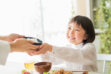 朝ごはんを食べる女の子