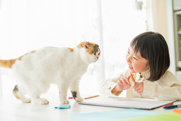 リビングで絵を描く女の子