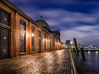 Fischmakt Halle Hamburg Altona Elbseite entzerrt abends