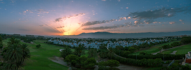 Fototapeta premium Panoramica de un atardecer en Roquetas del Mar, Almeria