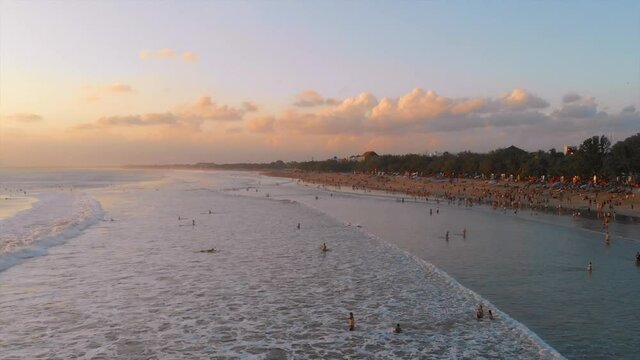 Atardecer en la playa desde un drone