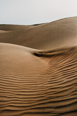 Fototapeta na wymiar Dunas de arena. Textura de montañas de arena. Islas Canarias.