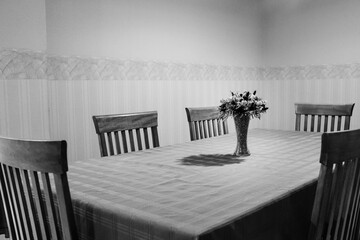 Florero en la mesa, blanco y negro