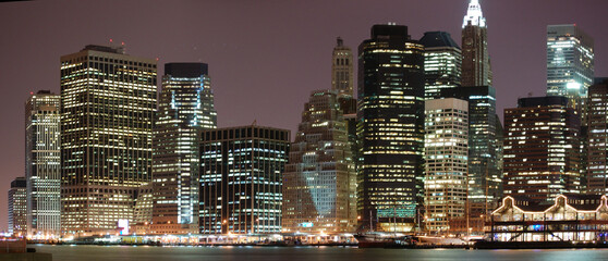 Fototapeta na wymiar Night view of the emblematic buildings and skyscrapers of Manhattan (New York). Skyline. Hudson River. Brooklyn Bridge 