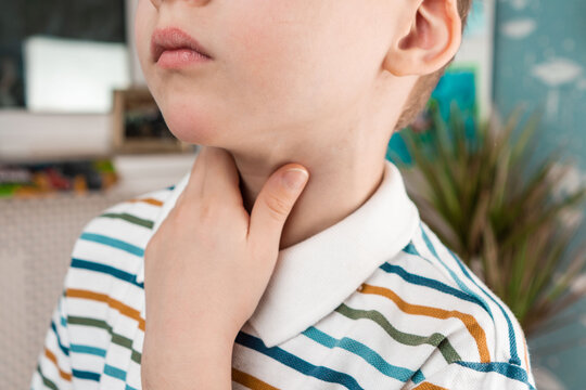 sore throat in a child. the child has a sore throat. signs of a cold in children