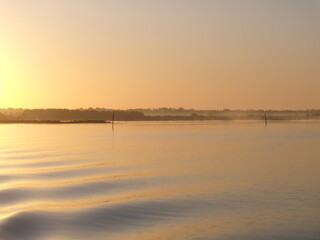 Soleil levant sur l'eau