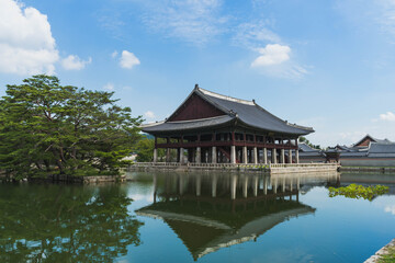 Fototapeta na wymiar Gyeongbokgung Place with a reflection in lake