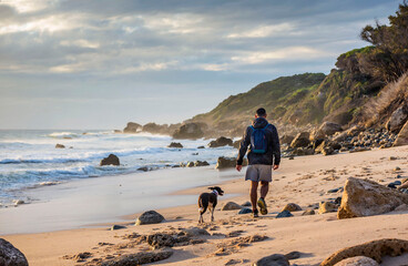 Un joven pasea por la playa con su perro en el Parque Natural del Estrecho, Tarifa, provincia de Cádiz, Andalucía, España. © inigolaitxu