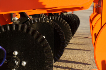 Red and black wavy discs for agricultural drills