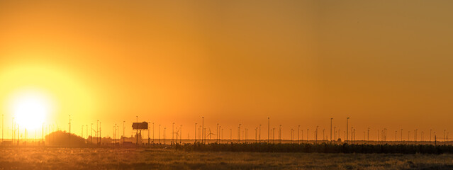 Fototapeta premium Urbanización industrial abandonada atardecer