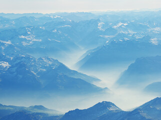 Fototapeta na wymiar WOlcken in Alpen aus flug