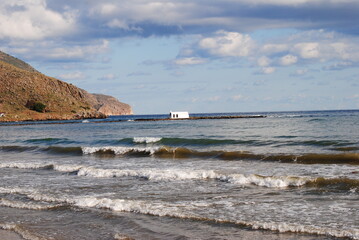 kleine kapelle im unruhigem meer