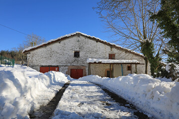 paisaje nevado con casa rural caserío país vasco 000012-as21 © txakel