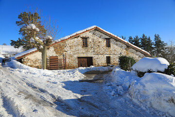paisaje nevado con casa rural caserío país vasco 000857-as21 © txakel