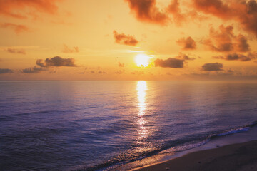 Obraz premium Golden sunrise over the sea. Seascape in the early morning. Nature landscape