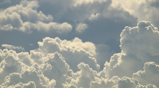 Low Angle View Of Clouds In Sky © paisan changhirun/EyeEm